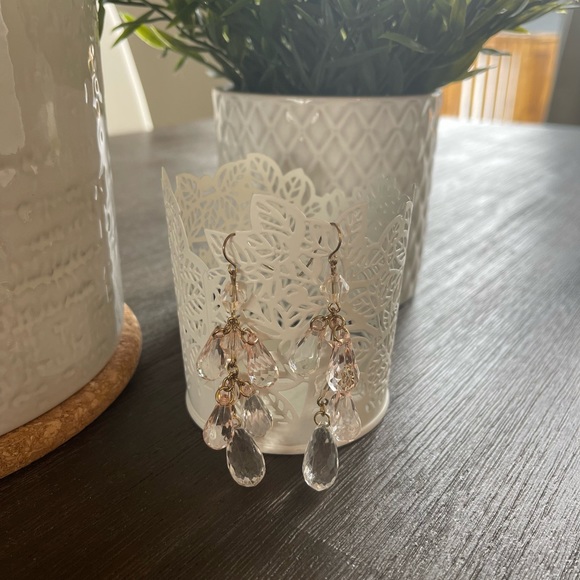 Light pink chandellier earrings. - Picture 2 of 3